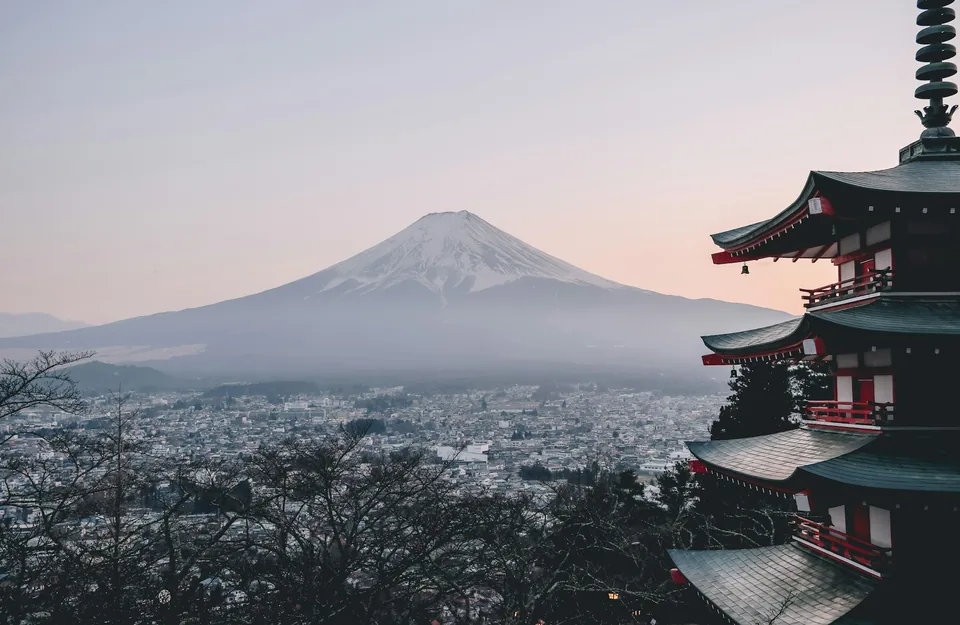 Temple au Japon avec cerisiers en fleur au printemps